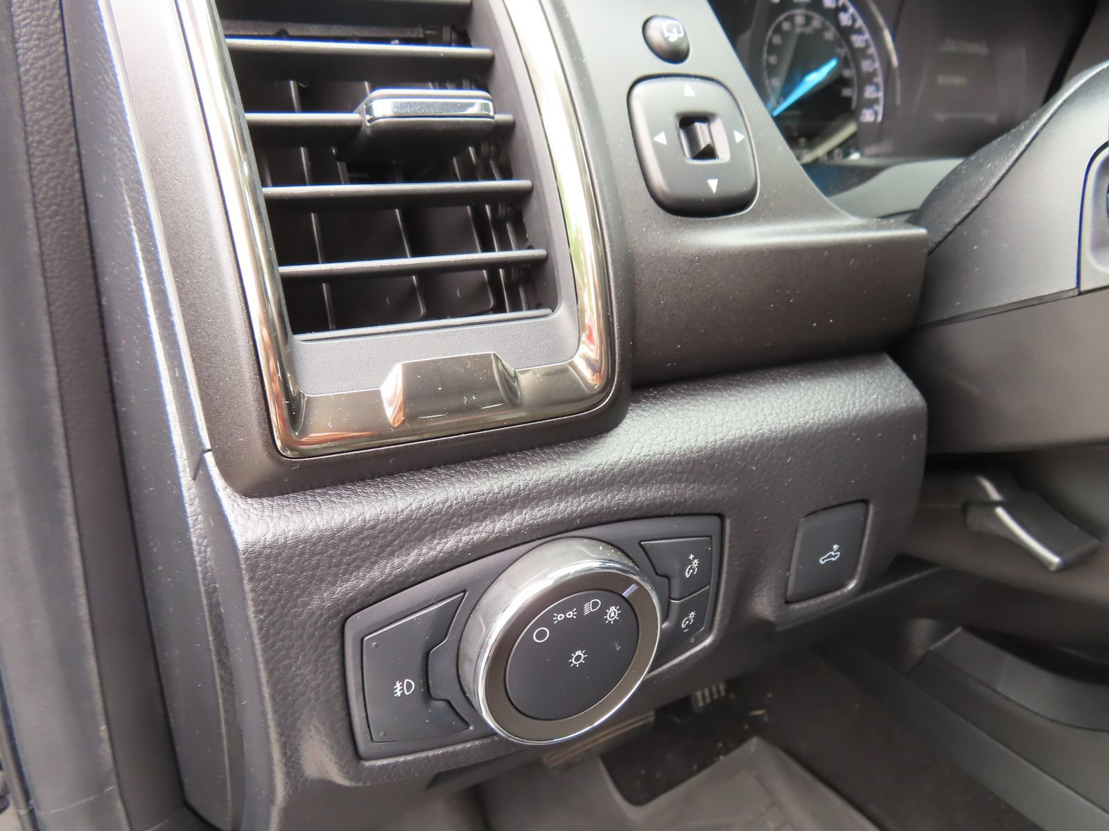 Certified 2022 Ford Ranger Lariat w/ Tremor Off-Road Package AWD/4WD image 16