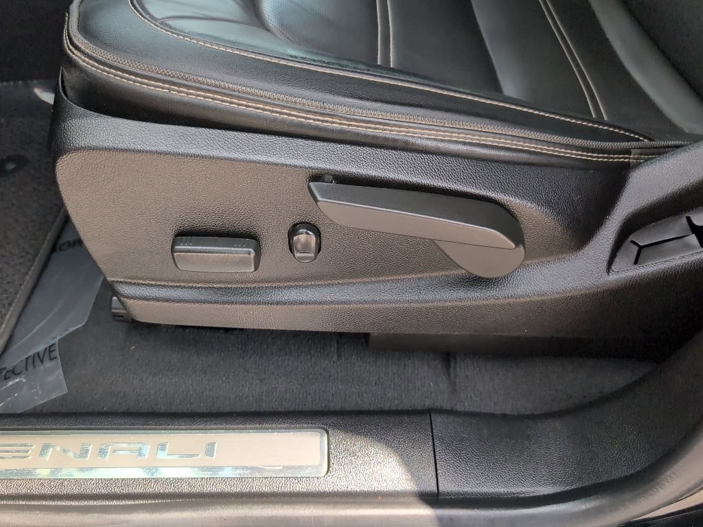 Used 2022 GMC Canyon Denali RWD image 9