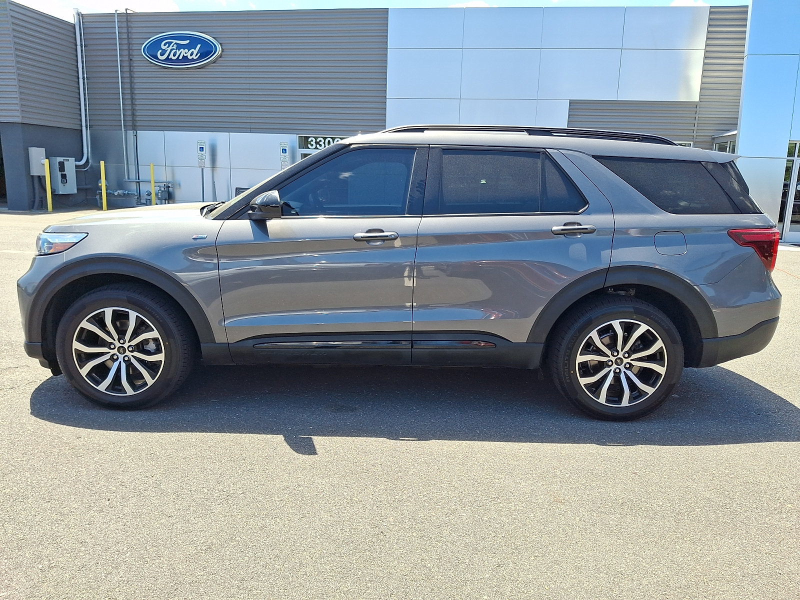 Certified 2023 Ford Explorer ST-Line w/ Class IV Trailer Tow Package AWD/4WD image 6