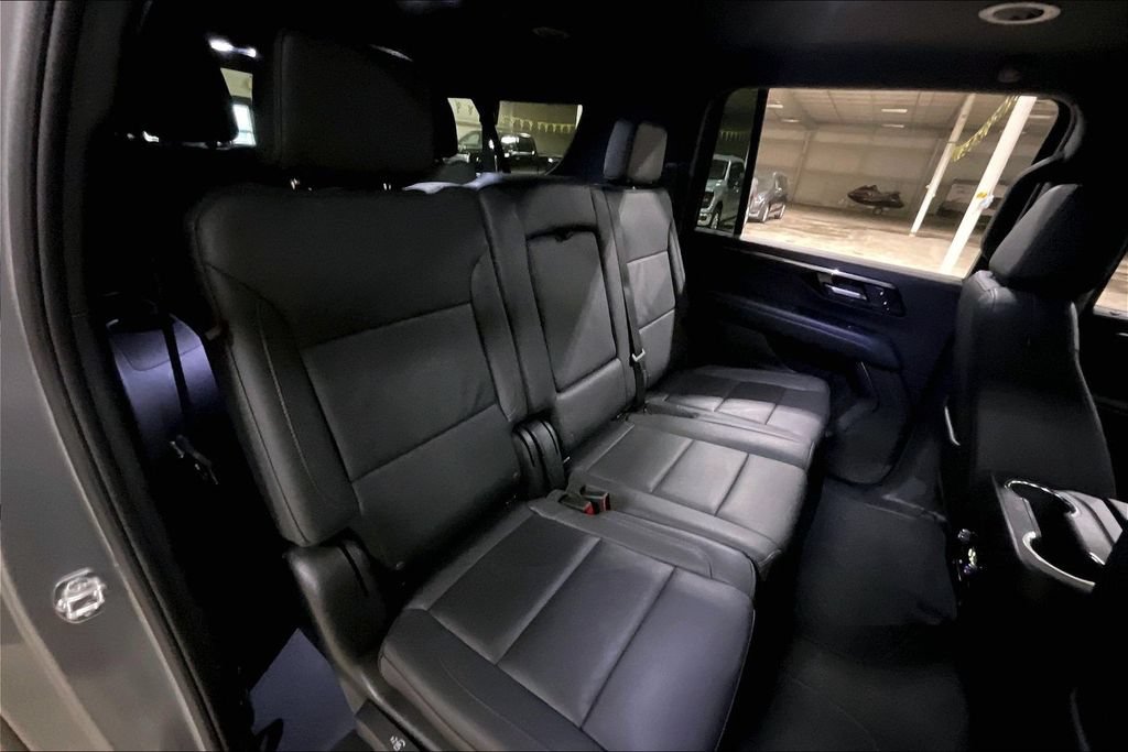 Used 2025 Chevrolet Suburban Z71 AWD/4WD image 25