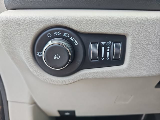 Used 2023 Chrysler Pacifica Touring-L FWD image 32