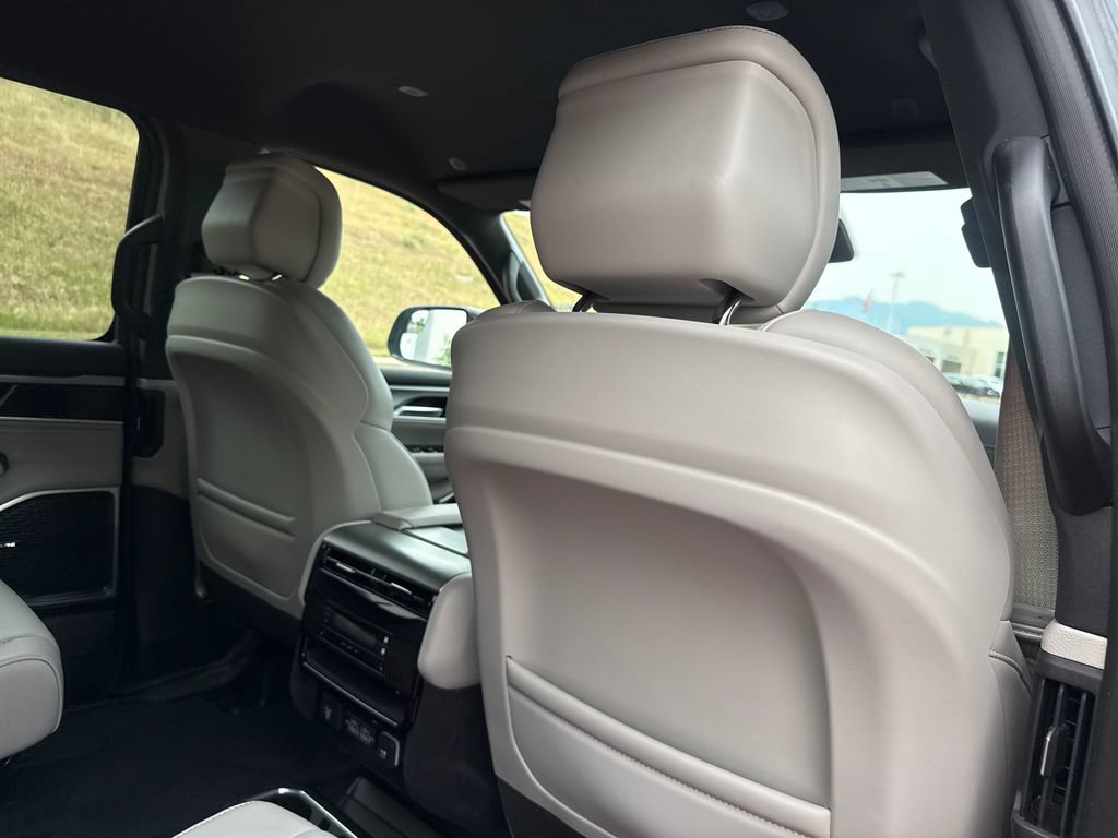 Used 2025 Jeep Wagoneer L Series II AWD/4WD image 26