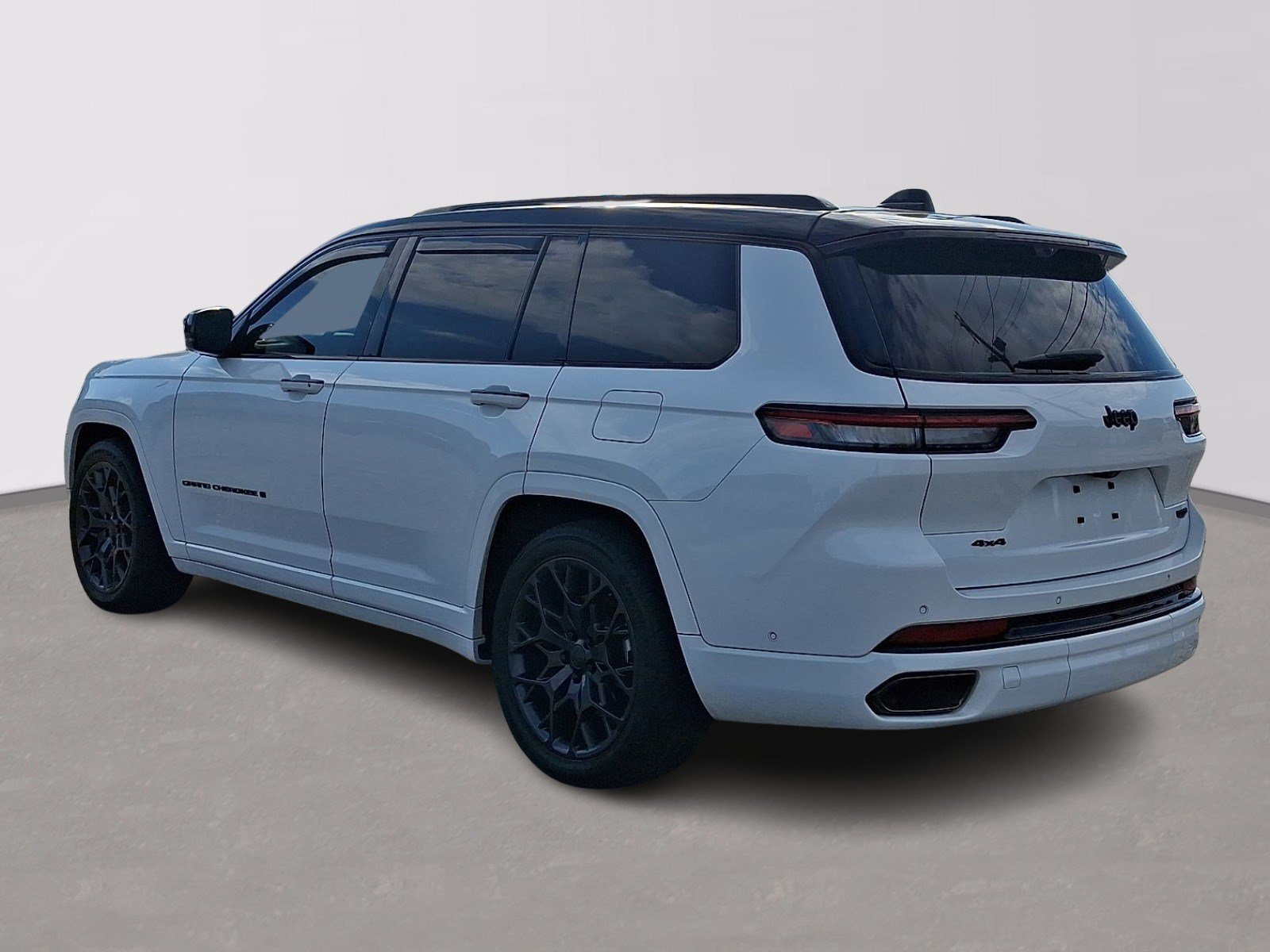 Used 2023 Jeep Grand Cherokee L Summit AWD/4WD image 4