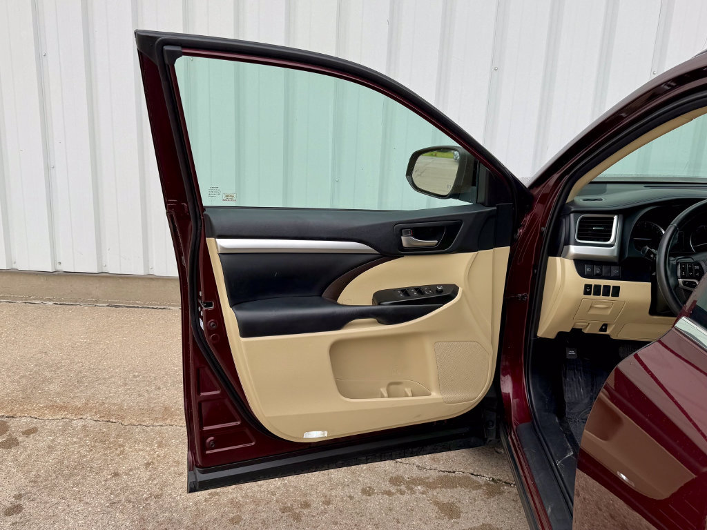 Used 2019 Toyota Highlander XLE AWD/4WD image 15