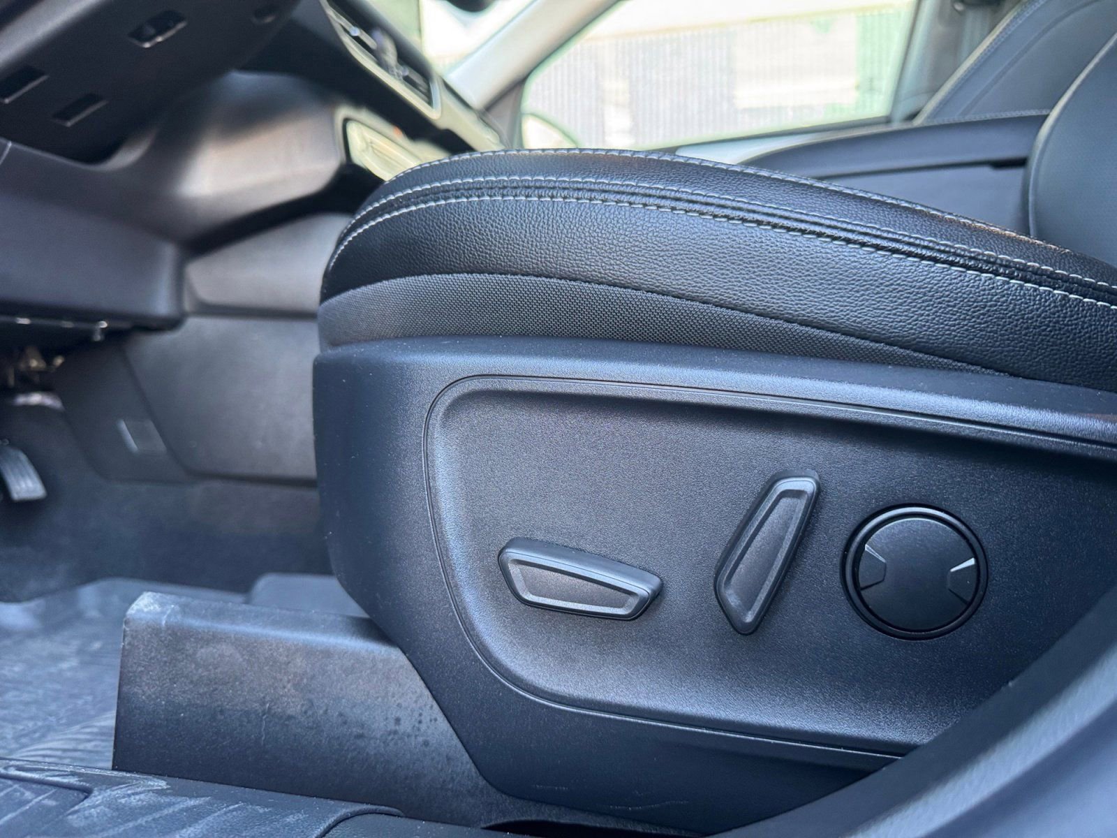 Certified 2025 Ford Escape Platinum w/ Premium Technology Package image 19