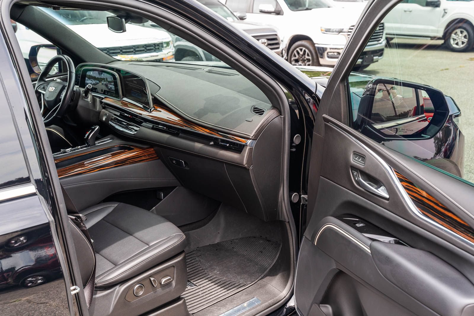 Used 2024 Cadillac Escalade Luxury w/ LPO, Floor Liner Package AWD/4WD image 11