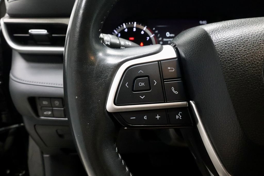 Used 2023 Toyota Highlander XLE AWD/4WD image 28