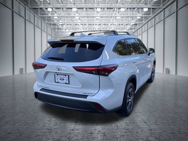 Used 2022 Toyota Highlander XLE AWD/4WD image 7