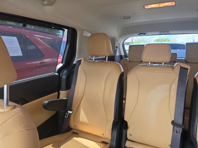 Used 2024 Kia Carnival EX FWD image 28