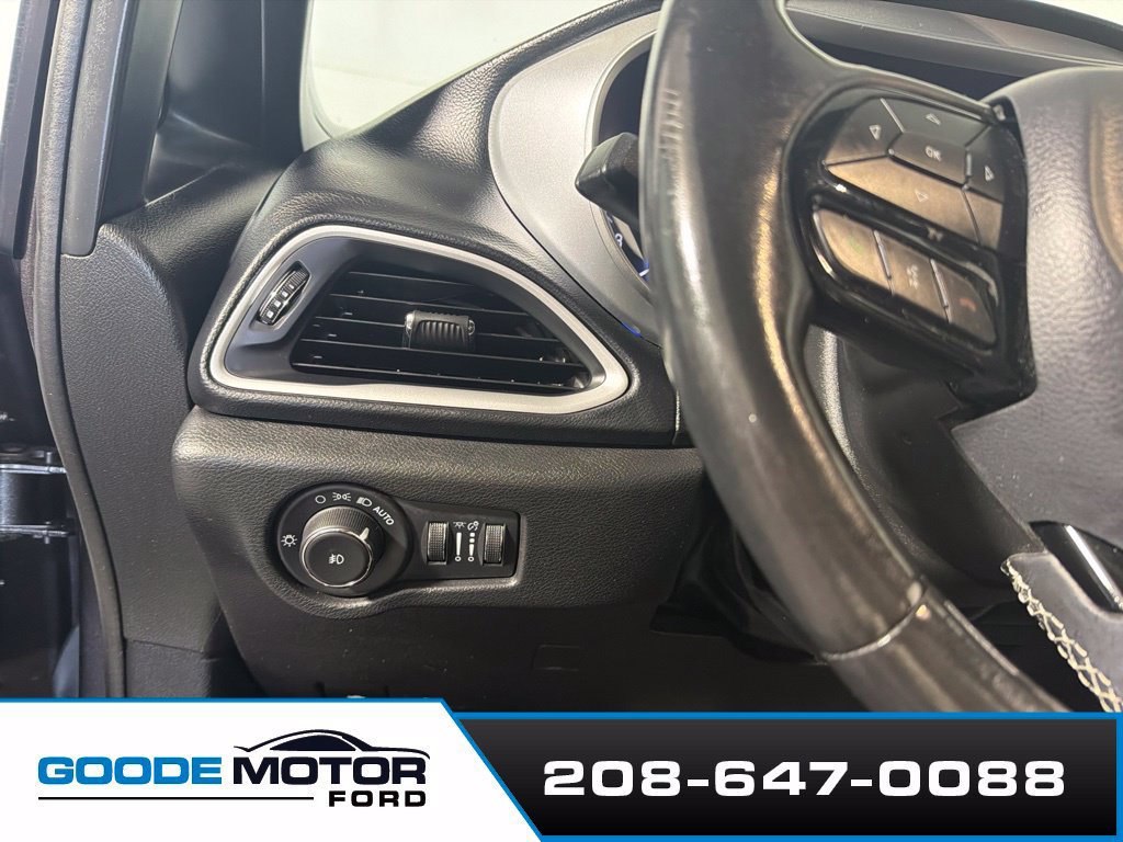 Used 2020 Chrysler Pacifica Touring-L Plus FWD image 14