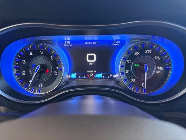 Used 2018 Chrysler 300 Touring RWD image 17