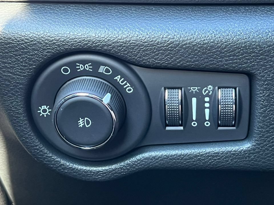 Used 2026 Chrysler Pacifica Select FWD image 18