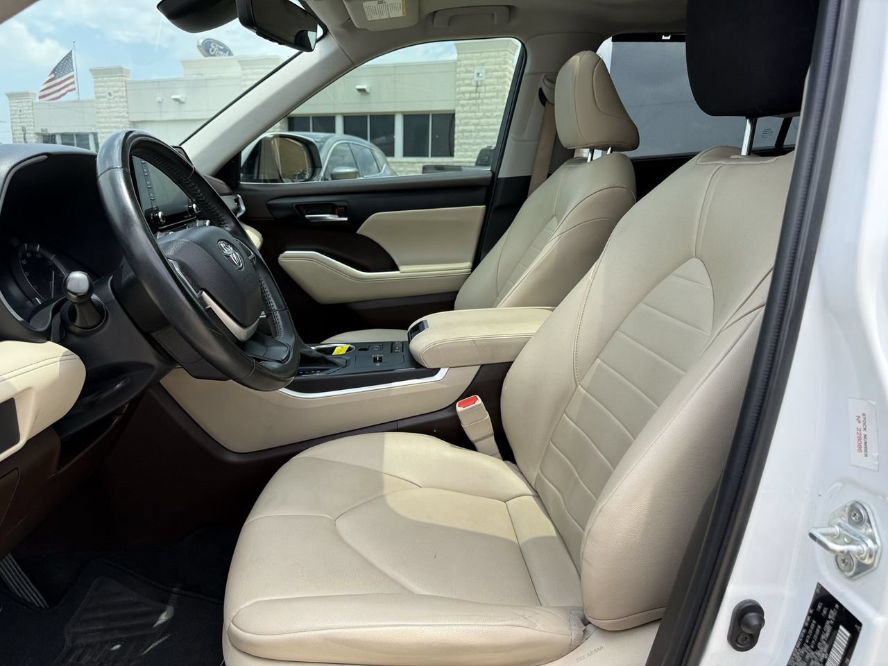 Used 2022 Toyota Highlander XLE FWD image 25