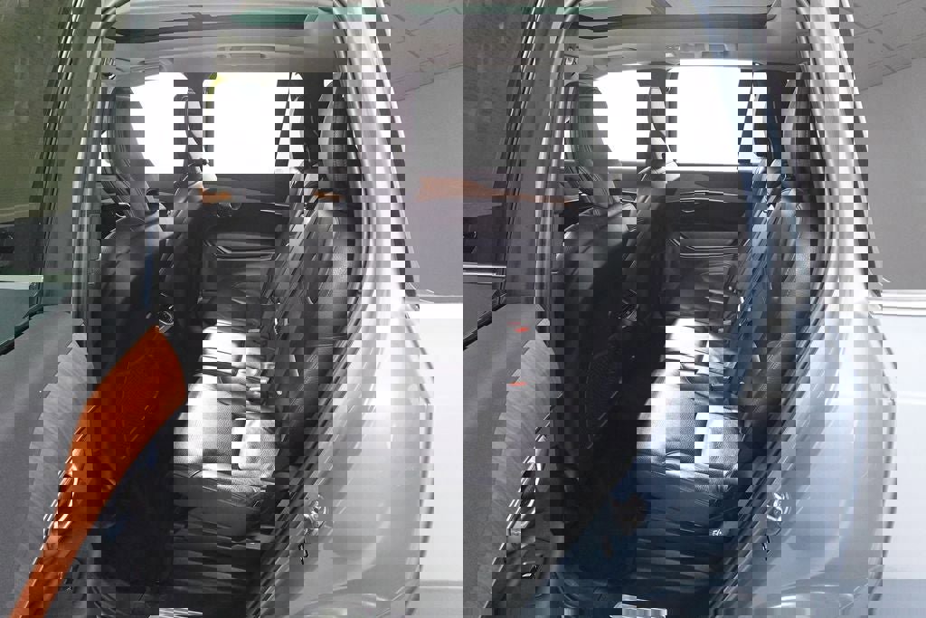 Used 2023 Volvo XC90 B6 Plus image 24