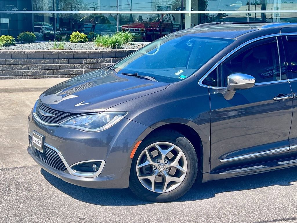 Used 2017 Chrysler Pacifica Limited w/ UConnect Theater Package FWD image 2