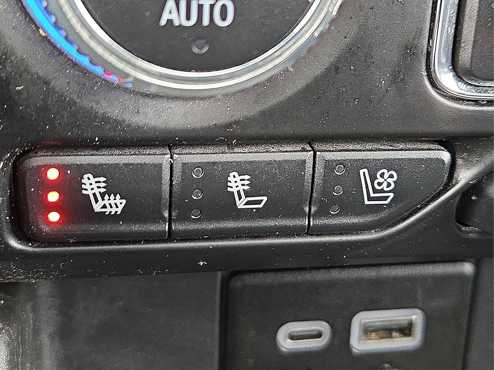 Used 2023 GMC Yukon XL SLT w/ SLT Premium Package image 19