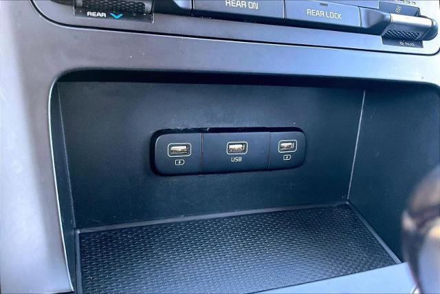 Used 2022 Kia Carnival LX image 34