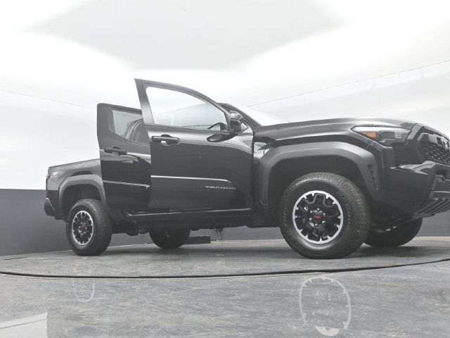 Used 2025 Toyota Tacoma TRD Off-Road AWD/4WD image 30