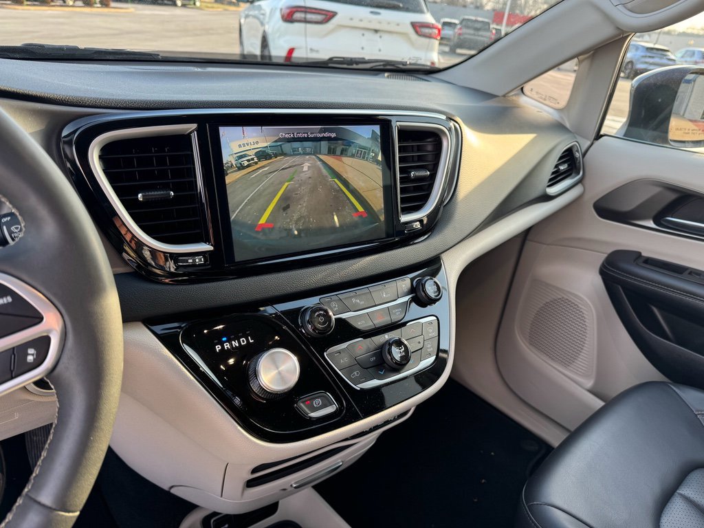 Used 2023 Chrysler Pacifica Touring-L image 29