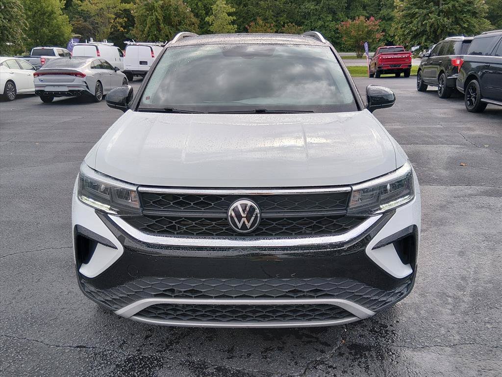Used 2023 Volkswagen Taos SE w/ Panoramic Sunroof Package FWD image 9