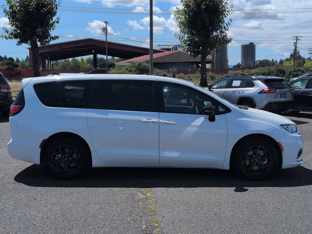 Used 2024 Chrysler Pacifica Limited FWD image 6