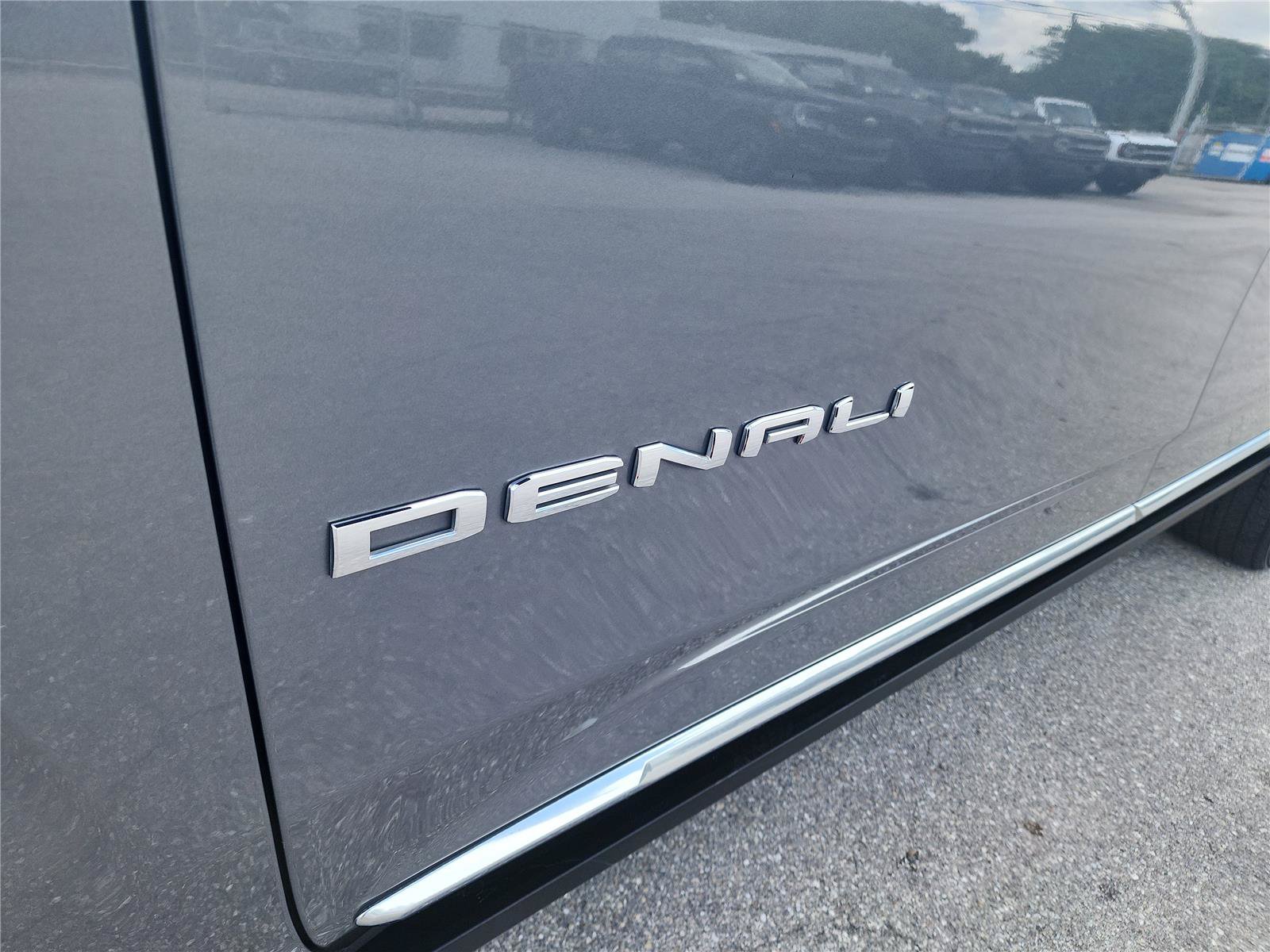 Used 2022 GMC Yukon XL Denali RWD image 11