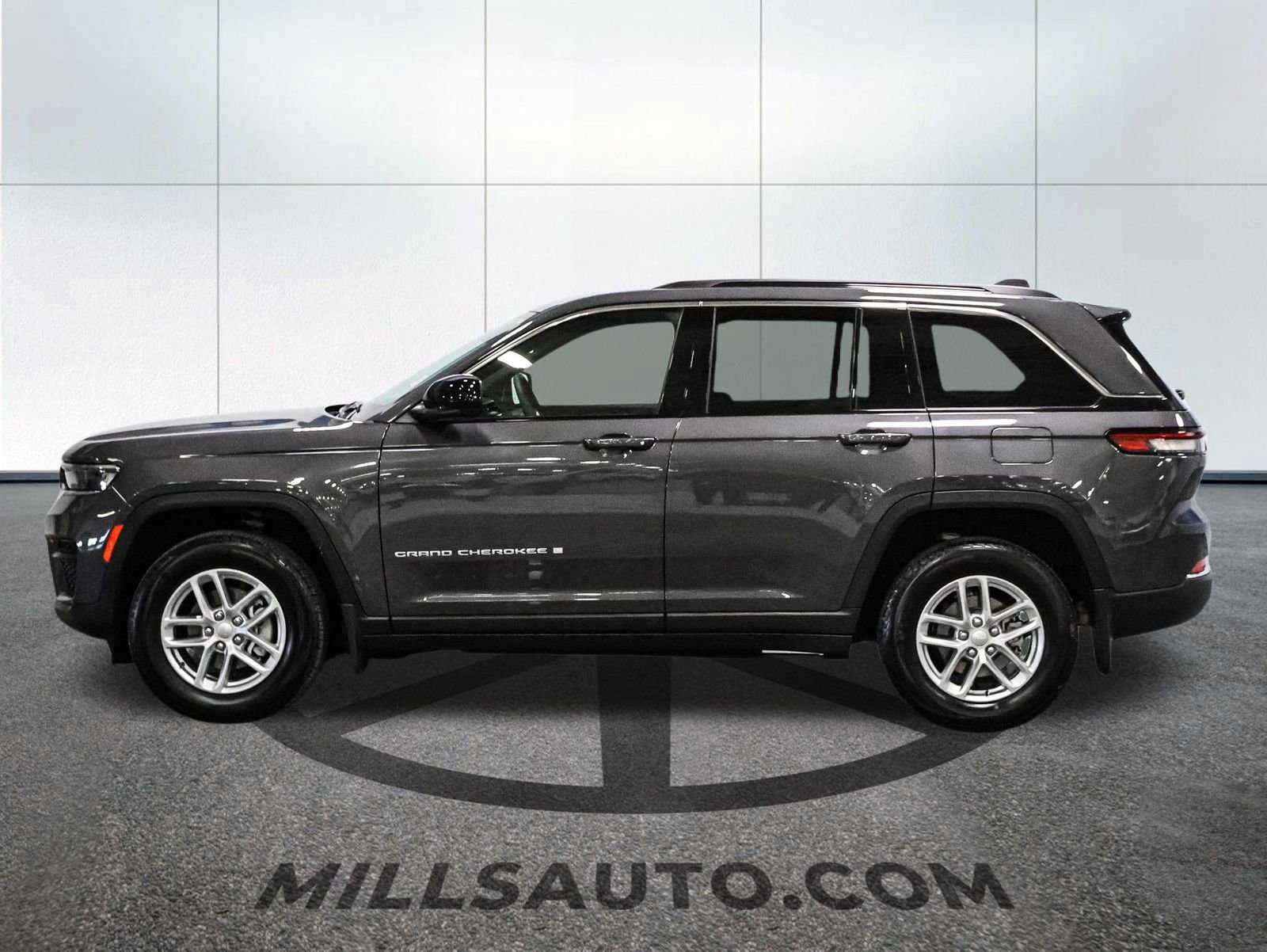 Used 2024 Jeep Grand Cherokee Laredo X w/ Luxury Tech Group I image 9