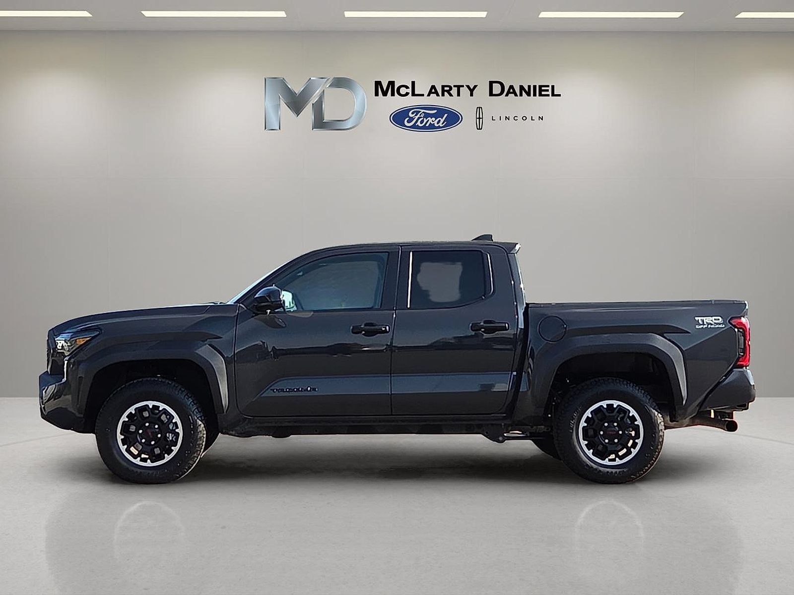 Used 2025 Toyota Tacoma TRD Off-Road AWD/4WD image 3