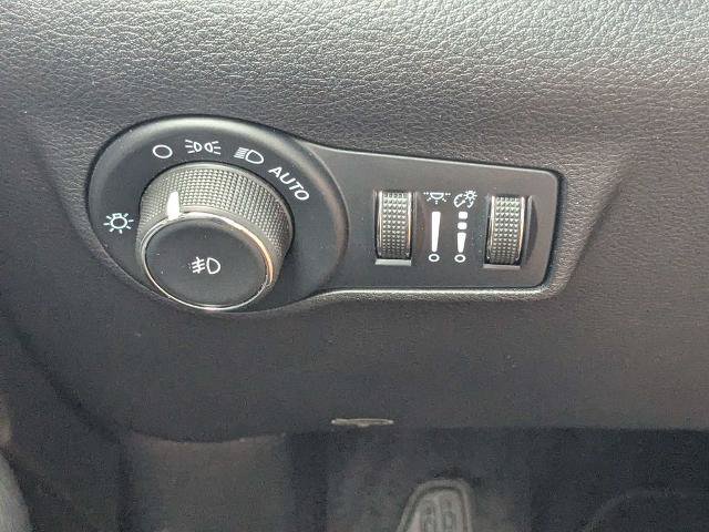 Used 2025 Jeep Compass Latitude AWD/4WD image 25