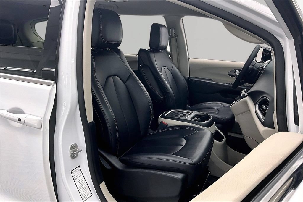 Used 2024 Chrysler Pacifica Touring-L FWD image 7