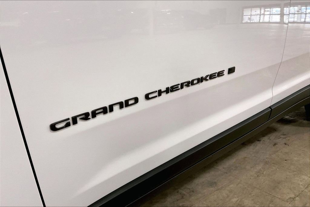 Used 2024 Jeep Grand Cherokee L Laredo image 10