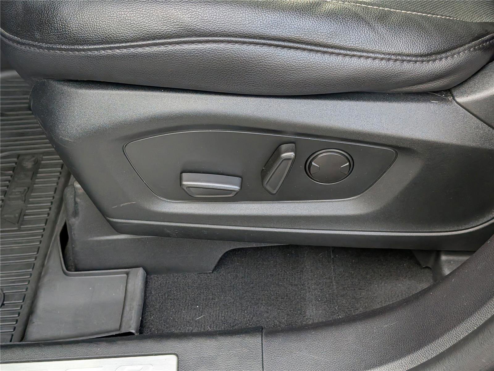 Certified 2022 Ford Explorer Limited w/ Hybrid Equipment Group 310A image 25