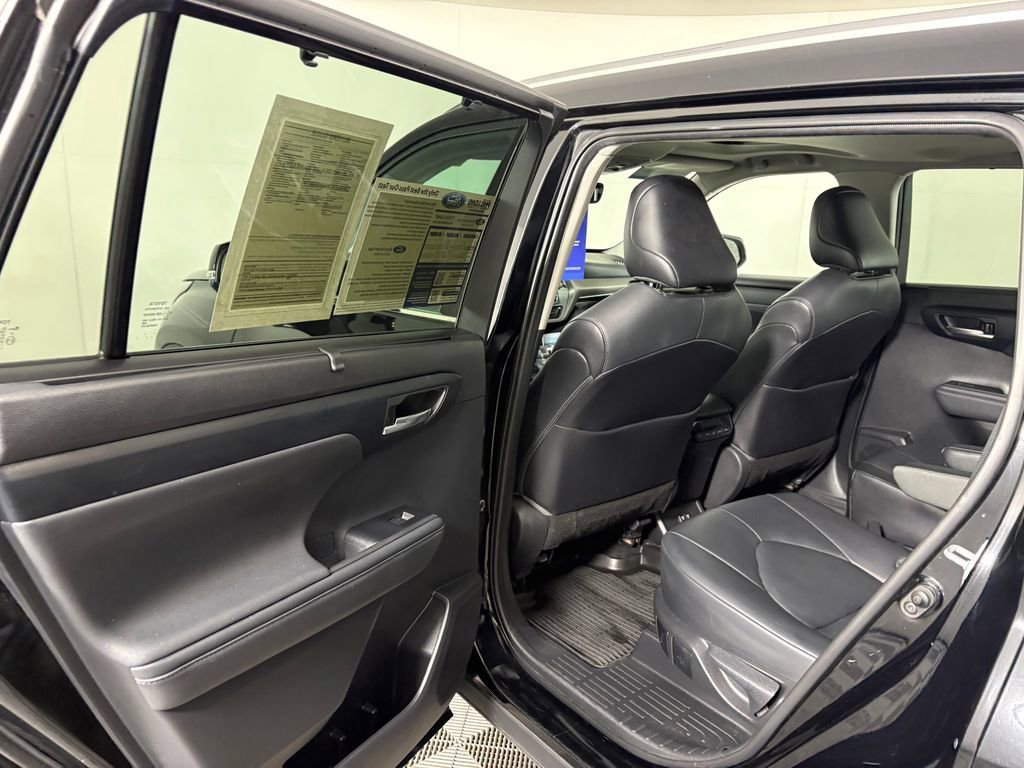 Used 2021 Toyota Highlander XLE image 29