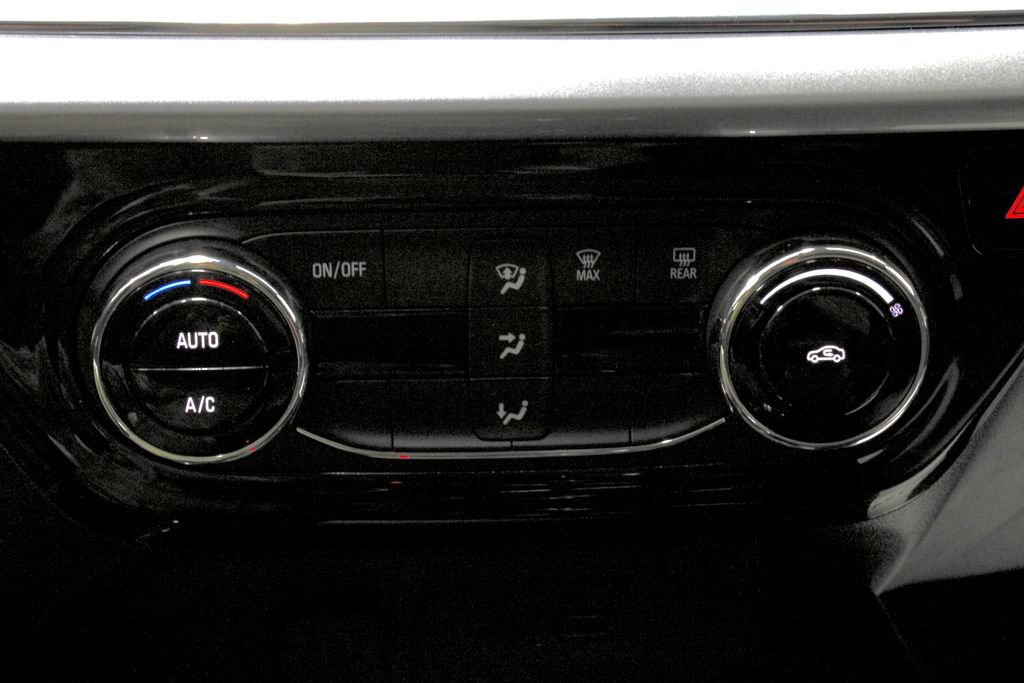 Used 2025 Chevrolet Trax LT FWD image 28