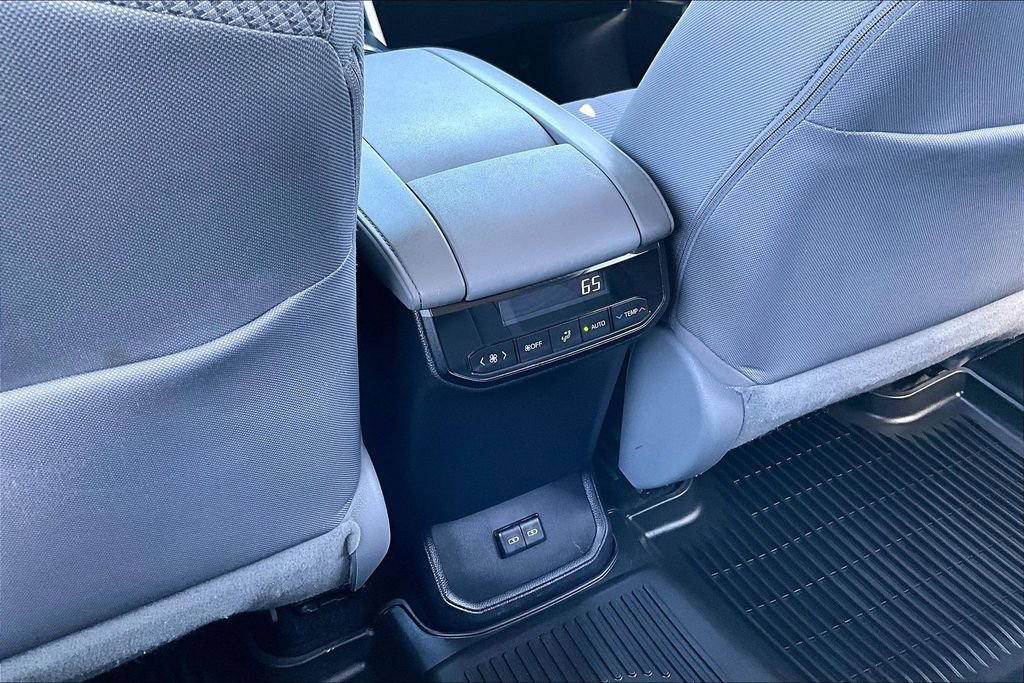 Used 2023 Toyota Highlander LE image 34