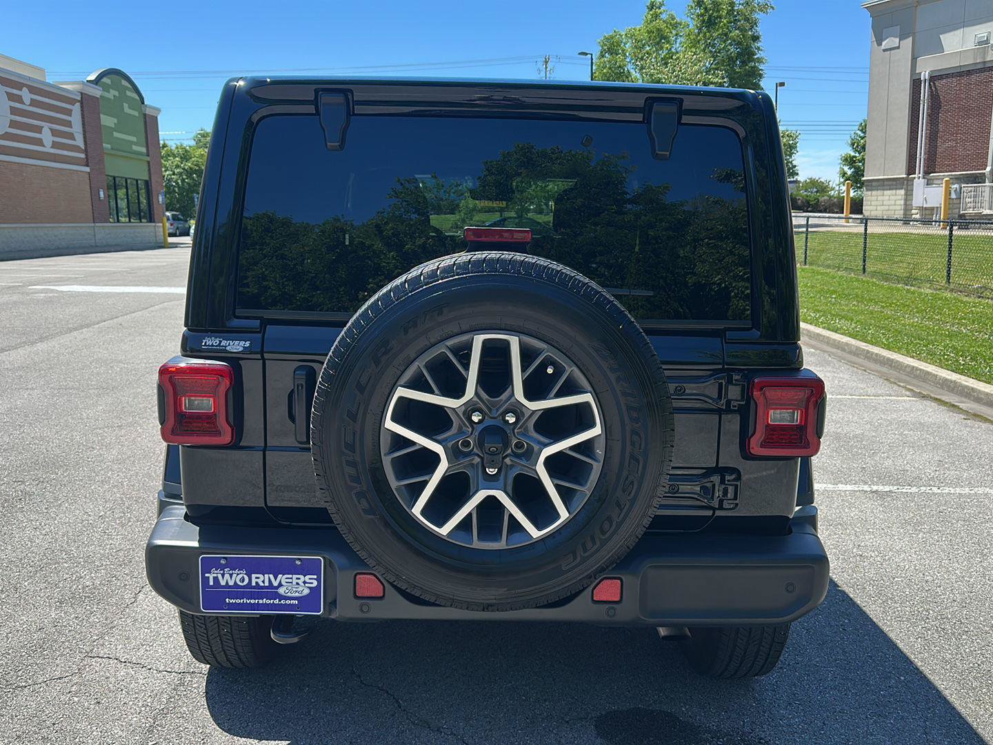 Used 2024 Jeep Wrangler Unlimited Sahara w/ Technology Group AWD/4WD image 4