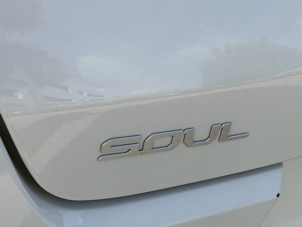 Used 2025 Kia Soul LX w/ LX Technology Package FWD image 14