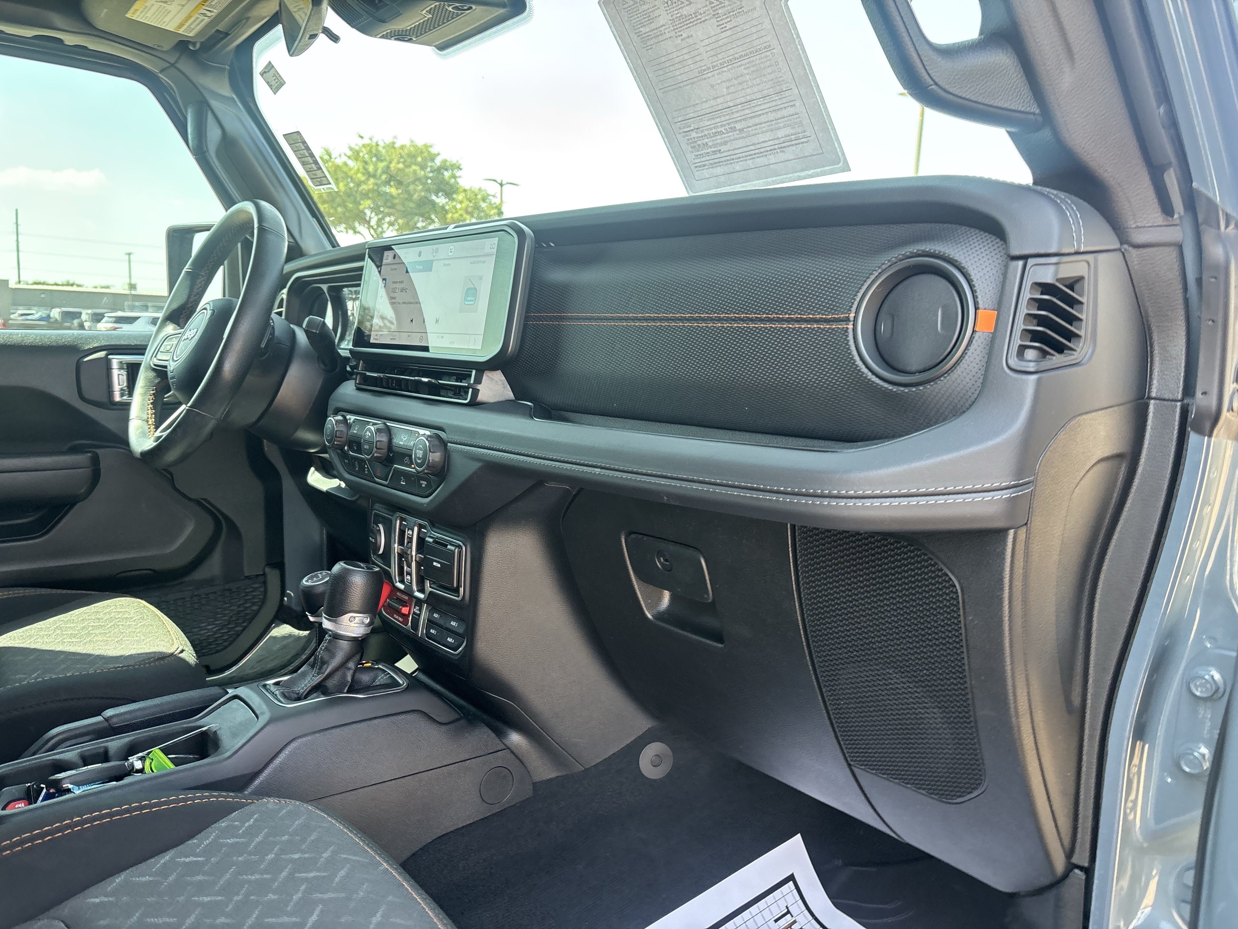 Used 2025 Jeep Gladiator Mojave AWD/4WD image 24