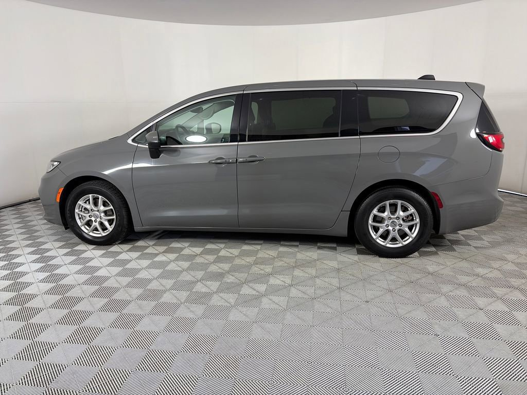 Used 2023 Chrysler Pacifica Touring-L FWD image 2