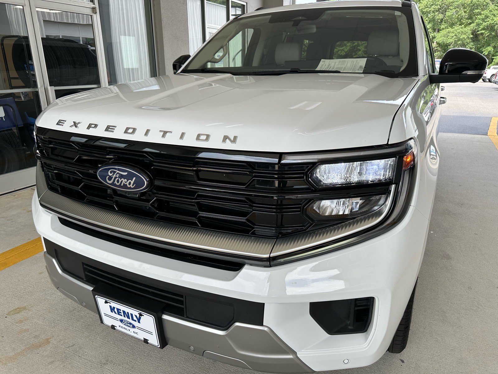 Certified 2025 Ford Expedition Platinum w/ Driver's Package AWD/4WD image 2