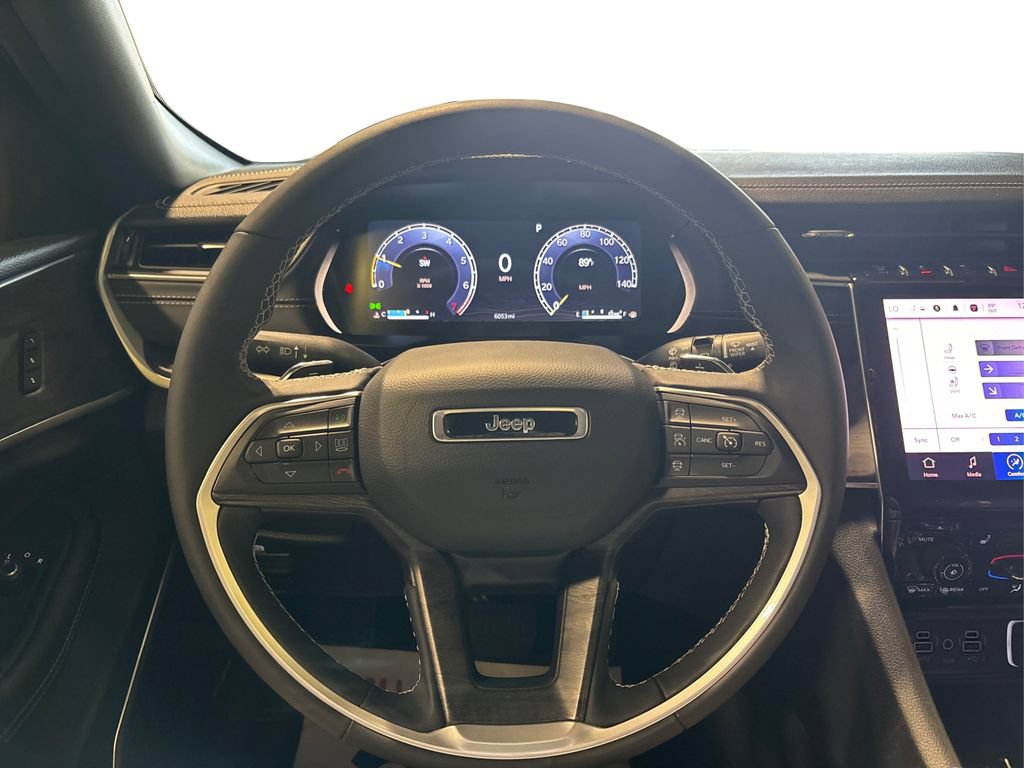 Used 2025 Jeep Grand Cherokee Limited AWD/4WD image 31