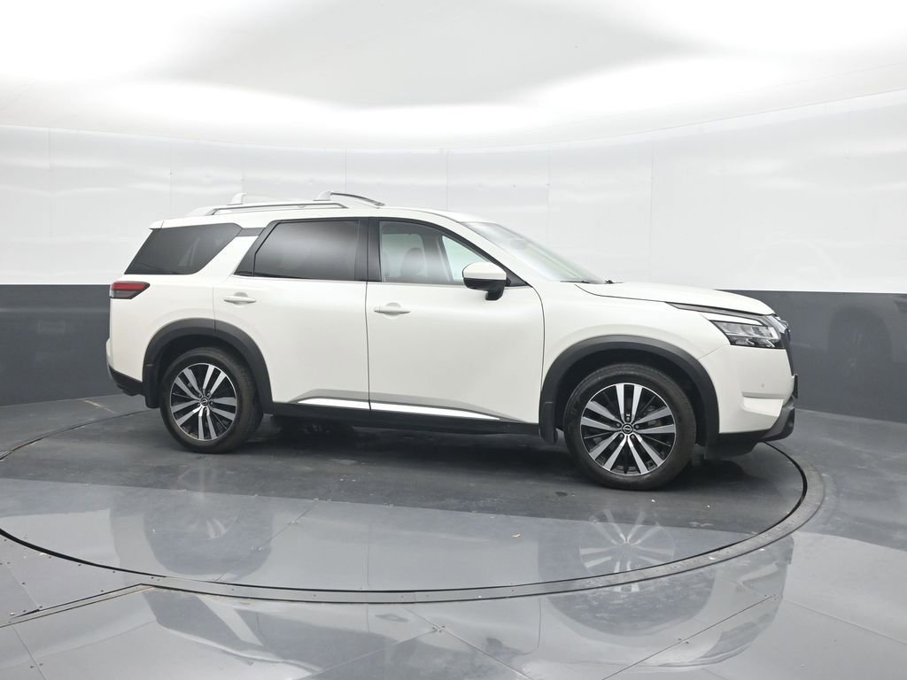 Used 2024 Nissan Pathfinder Platinum FWD image 11