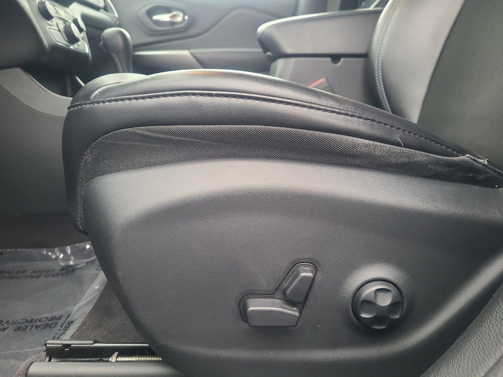 Used 2019 Jeep Cherokee Latitude Plus image 14