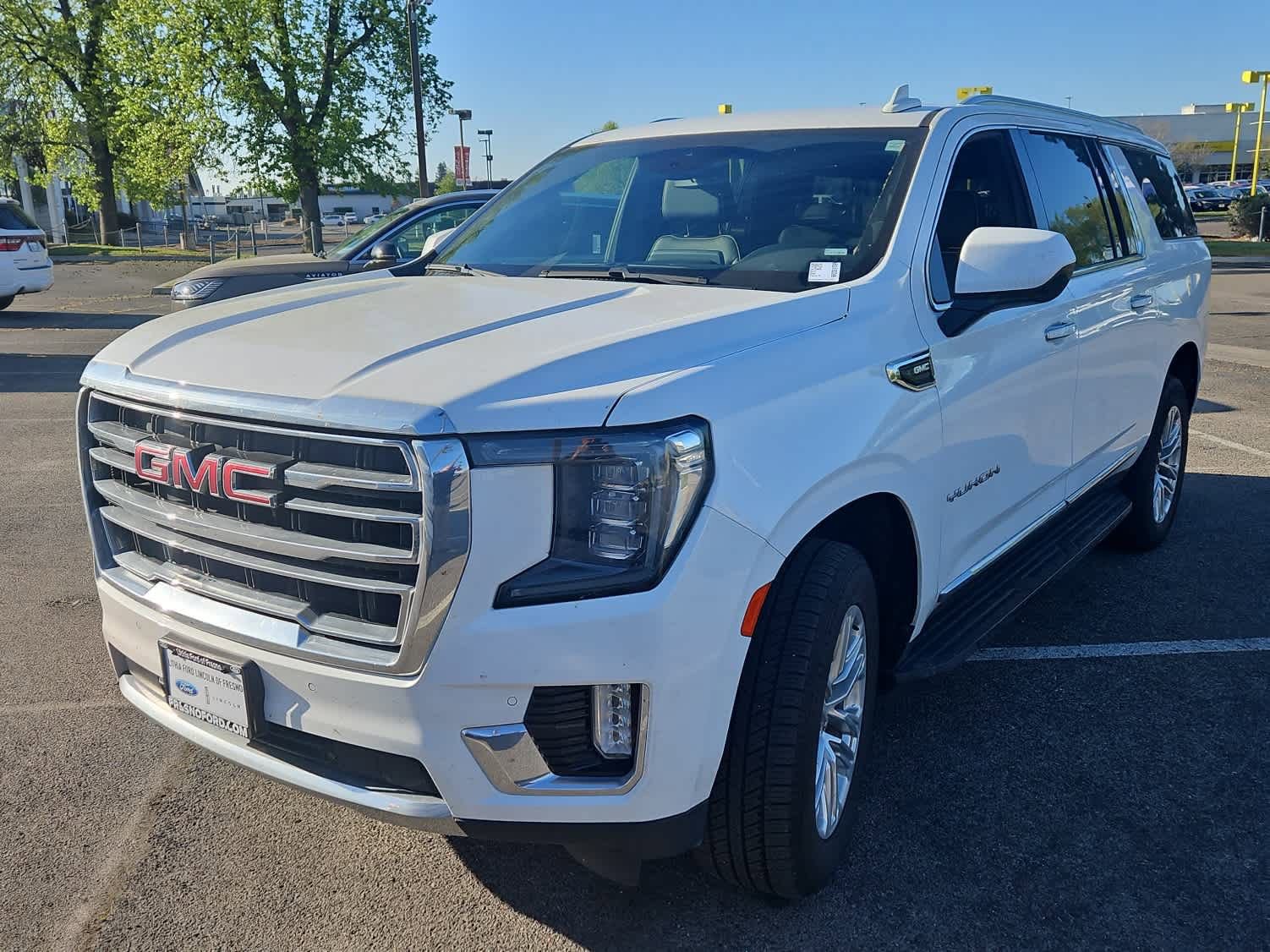 Used 2024 GMC Yukon XL SLT image 1