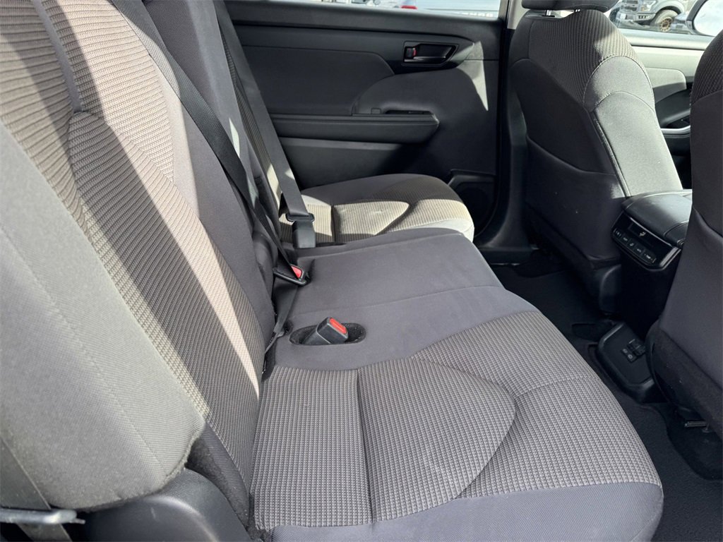 Used 2024 Toyota Highlander LE image 8