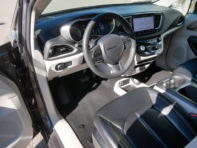 Used 2023 Chrysler Pacifica Touring-L FWD image 12