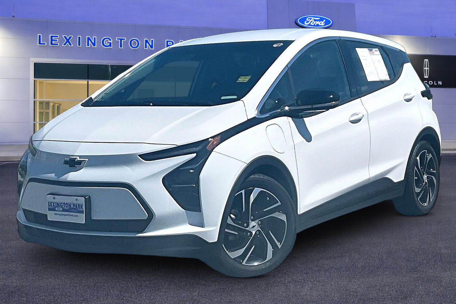 Used 2023 Chevrolet Bolt LT w/ Infotainment Package FWD image 3