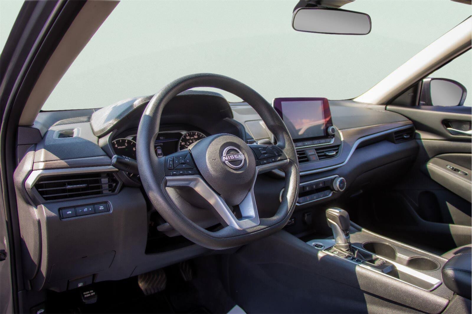 Used 2025 Nissan Altima 2.5 SV FWD image 9