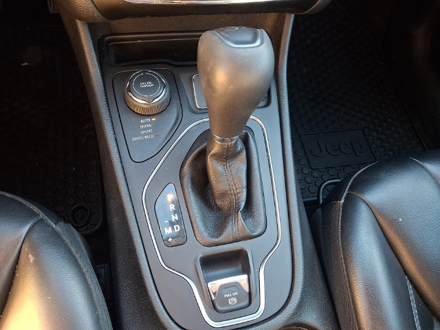 Used 2019 Jeep Cherokee Latitude Plus w/ Cold Weather Group AWD/4WD image 14