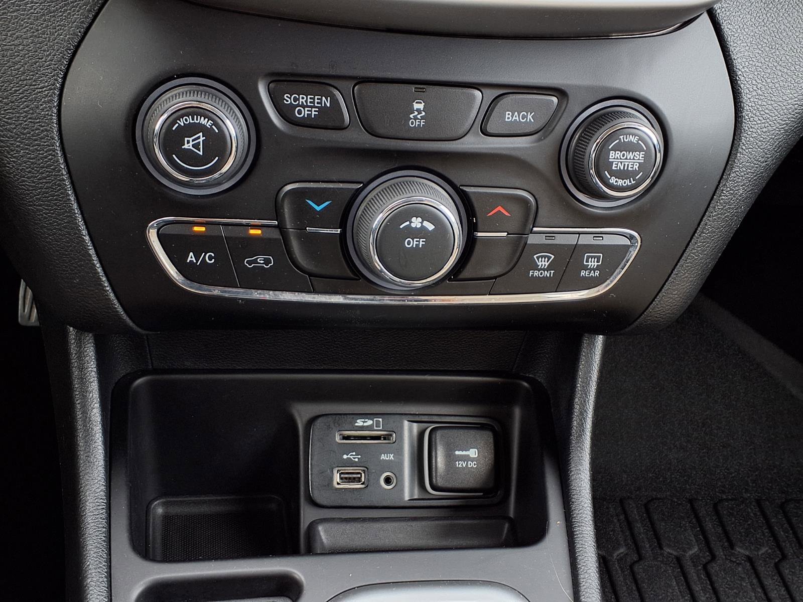Used 2017 Jeep Cherokee Latitude FWD image 15